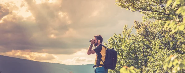 Stilig Man Vandring Naturen Hösten Med Kikare Långsamma Resor — Stockfoto