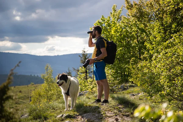 Schöner Mann Und Weißer Hund Wandern Der Natur Mit Ferngläsern — Stockfoto