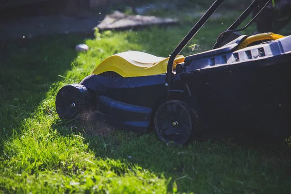 Modern Bahçedeki Yeşil Çimlerde Çim Biçme Makinesi Çimleri Biçmek Için — Stok fotoğraf