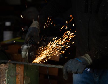 İşçinin kaynakçı elleri.