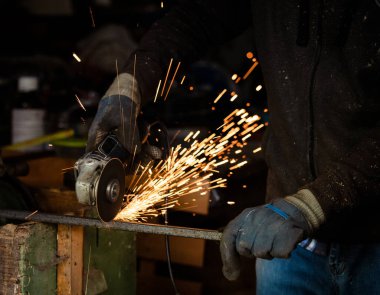 İşçinin kaynakçı elleri.