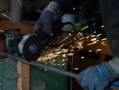 İşçinin kaynakçı elleri.