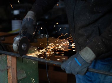 İşçinin kaynakçı elleri.