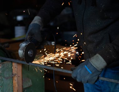 İşçinin kaynakçı elleri.