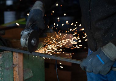 İşçinin kaynakçı elleri.