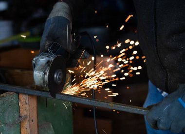 İşçinin kaynakçı elleri.