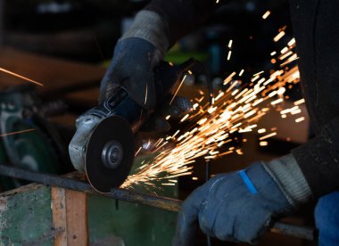 İşçinin kaynakçı elleri.