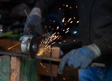 İşçinin kaynakçı elleri.