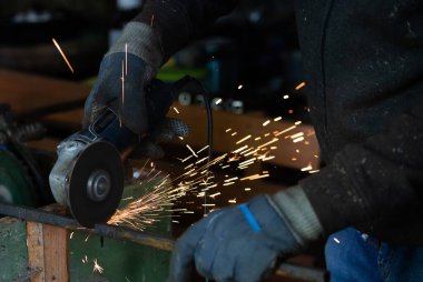 İşçinin kaynakçı elleri.