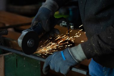 İşçinin kaynakçı elleri.