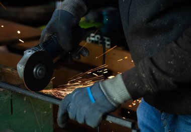 İşçinin kaynakçı elleri.