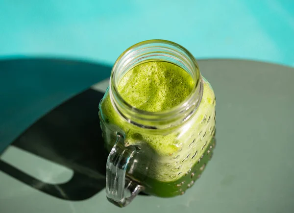 绿底绿菠菜和甘蓝健康软糖的石灰罐杯子 — 图库照片