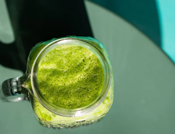 Jarra Albañil Taza Llena Espinacas Verdes Licuado Col Rizada Sobre —  Fotos de Stock