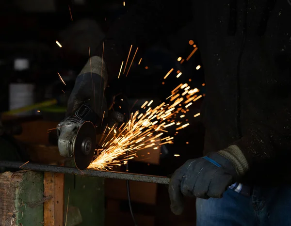 İşçinin kaynakçı elleri.