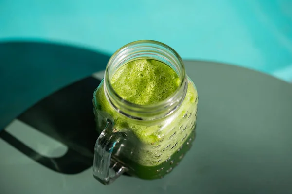 绿底绿菠菜和甘蓝健康软糖的石灰罐杯子 — 图库照片