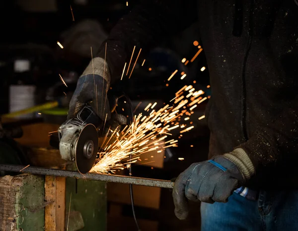 İşçinin kaynakçı elleri.