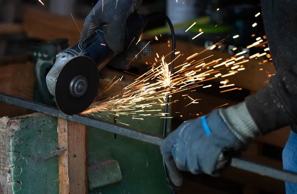 İşçinin kaynakçı elleri.