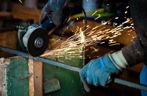 İşçinin kaynakçı elleri.