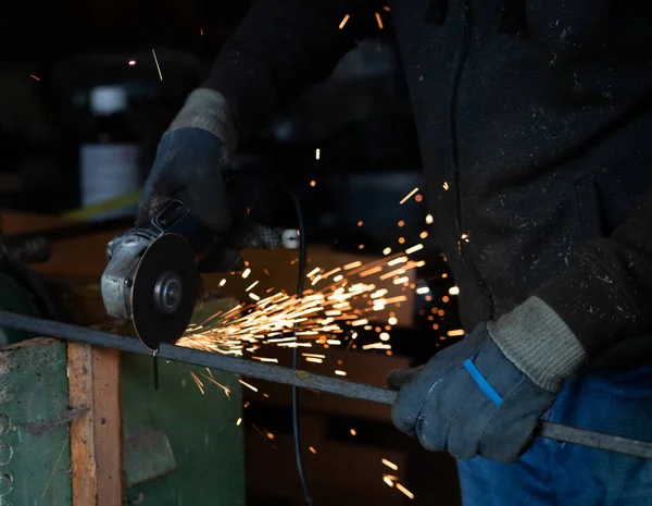 İşçinin kaynakçı elleri.