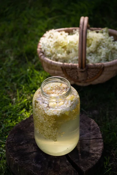 Hausgemachter Holunderblütensirup Mit Zitrone Glas — Stockfoto