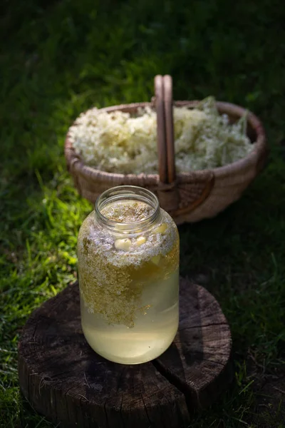 Hausgemachter Holunderblütensirup Mit Zitrone Glas — Stockfoto