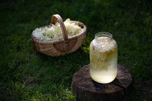 Hausgemachter Holunderblütensirup Mit Zitrone Glas — Stockfoto