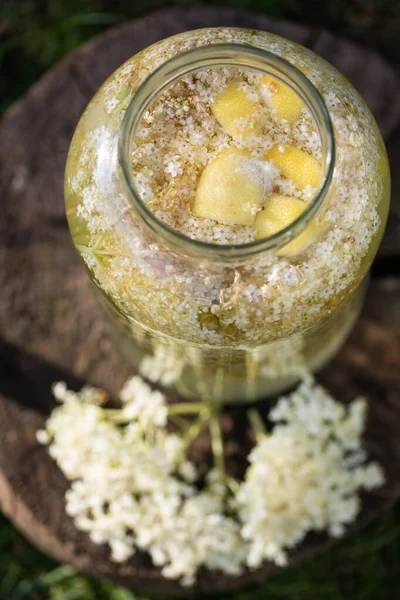 Hausgemachter Holunderblütensirup Mit Zitrone — Stockfoto