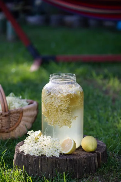 Domácí Bramborové Bezový Květ Sirup Citronem Skle — Stock fotografie