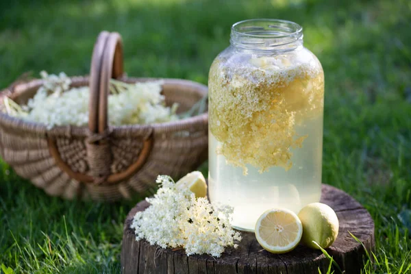 Домашній Сироп Старих Квітів Лимоном Склянці — стокове фото