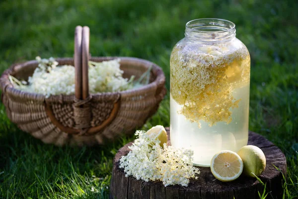 Ερασιτεχνικά Βίντεο Elderflower Σιρόπι Λεμόνι Στο Γυαλί — Φωτογραφία Αρχείου