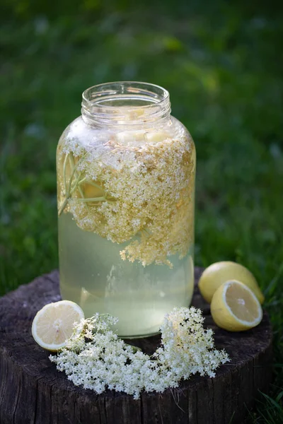 接骨木花柠檬糖浆在玻璃的自制 — 图库照片