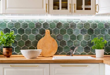 Beyaz mobilyaların arka planında modern mutfak.