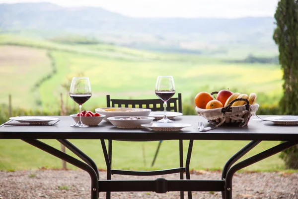 ビューで昼食 トスカーナの美しい風景に対するテーブル — ストック写真