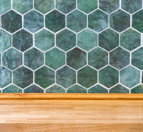 Деревянный Кухонный Стол Старинная Зеленая Плитка — стоковое фото