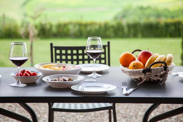 Ebéd Kilátással Asztal Gyönyörű Táj Ellen Toszkánában — Stock Fotó