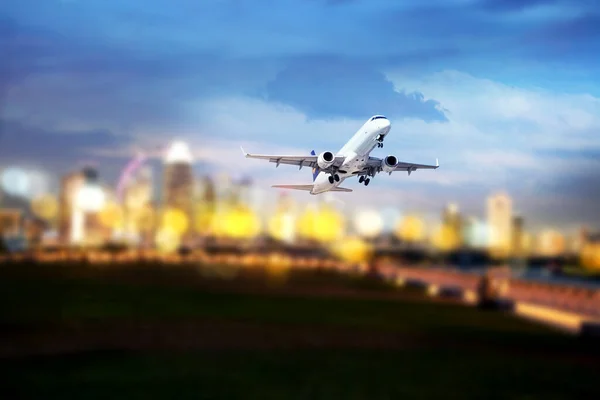 Avião Comercial Decolando Luzes Turvas Cidade Fundo — Fotografia de Stock