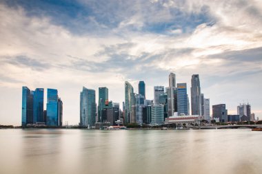 SINGAPORE, SINGAPORE - Mart 2019: Marina Körfezi kumları, Sanat Bilimi müzesi, gökdelenler ve turist tekneleri ile Singapur Marina Körfezi 'nin gece silueti