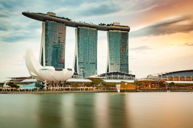 SINGAPORE, SINGAPORE - Mart 2019: Marina Körfezi kumları, Sanat Bilimi müzesi, gökdelenler ve turist tekneleri ile Singapur Marina Körfezi 'nin gece silueti