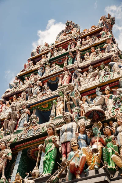 新加坡 新加坡 2019年3月 新加坡小印度斯里韦拉马卡利亚姆曼神庙外墙上复杂的印度教艺术和神雕 — 图库照片