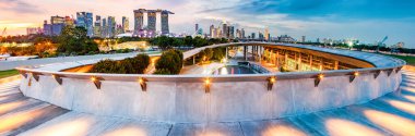 SİNGAPORE, SINGAPORE - Mart 2019: Vibrant Singapur gece silueti
