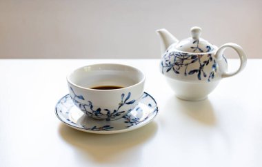 Çay saati güneş ışığında beyaz porselen