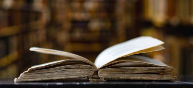 bir kütüphanede eski açık bir kitap