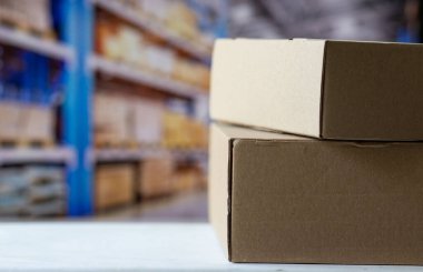 Bir depoda kutular ev teslimatı ve online alışveriş