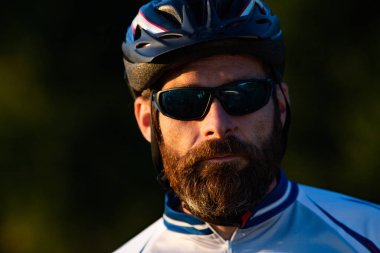 Bisikletçinin portresini kapat.