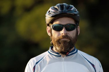 Bisikletçinin portresini kapat.