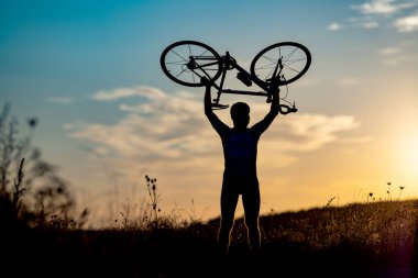 Bisikletçi silueti gökyüzü yarışı ve zafer konseptine yükseltildi.