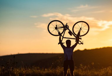 Bisikletçi silueti gökyüzü yarışı ve zafer konseptine yükseltildi.