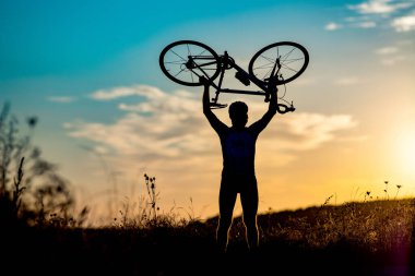 Bisikletçi silueti gökyüzü yarışı ve zafer konseptine yükseltildi.