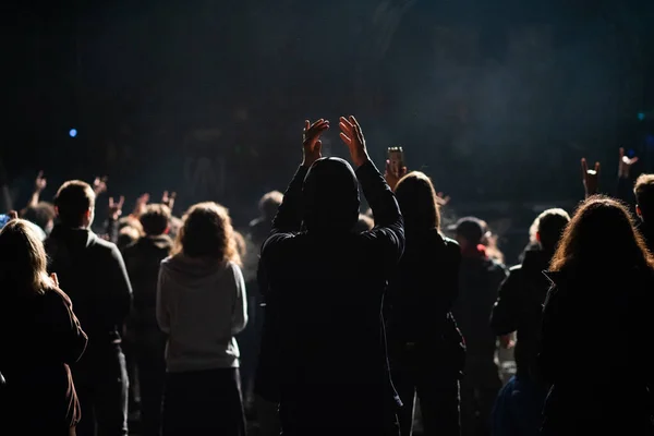 Multidão Concerto Silhuetas Luzes Palco — Fotografia de Stock