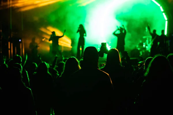 音乐会上的人群和舞台灯光下的轮廓 — 图库照片